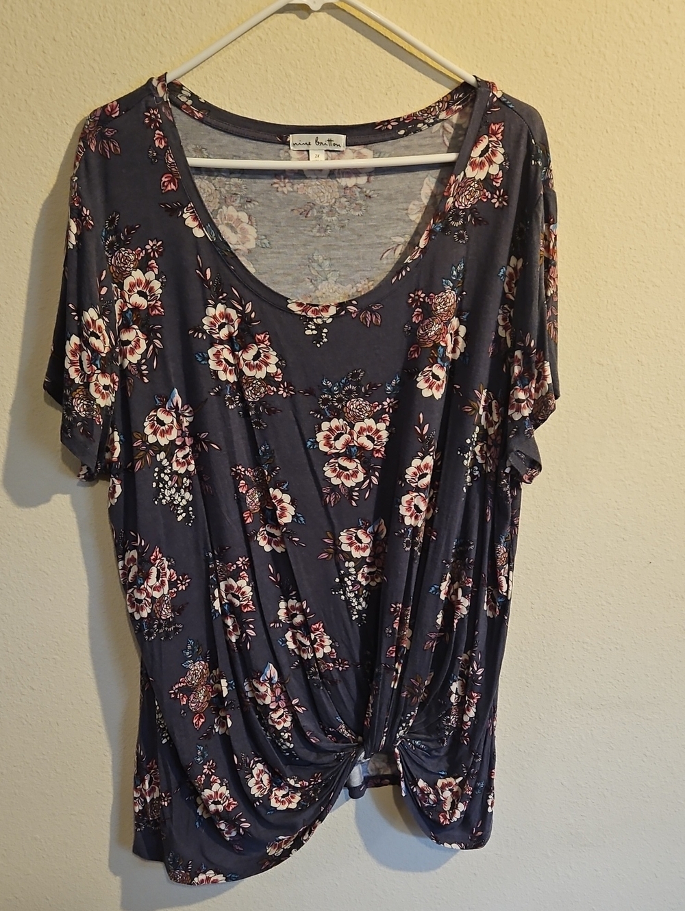 nine britton Dusty Purple Floral Twist-Knot Short Sleeve Top